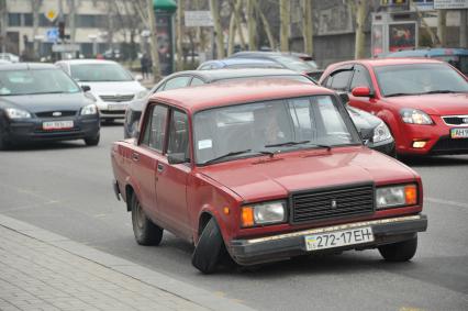 Донецк. На снимке: автомобиль ВАЗ 2107 с выгнутым колесом.