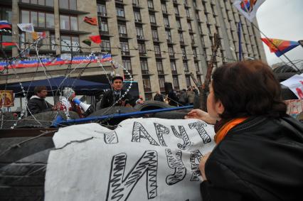 Ситуация в Донецке. Истекают 48 часов, отведенные протестующим на урегулирование ситуации. На снимке: активисты на баррикадах у захваченного здания Донецкой областной администрации.