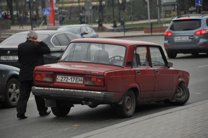 Донецк. На снимке: автомобиль ВАЗ 2107 с выгнутым колесом.