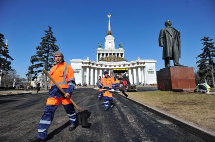 ВВЦ. На снимке: павильон `Дом народов России` и памятник  В.И. Ленину.