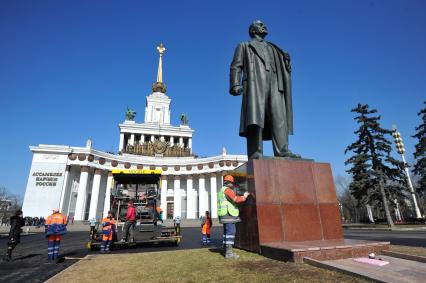 ВВЦ. На снимке: павильон `Дом народов России` и памятник  В.И. Ленину.