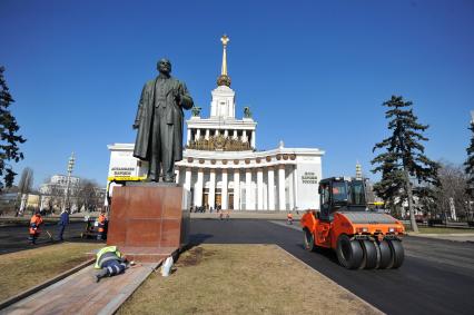 ВВЦ. На снимке: павильон `Дом народов России` и памятник  В.И. Ленину.