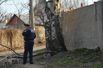 Ситуация в Донецке. На снимке: милиционер разговаривает по мобильному телефону.