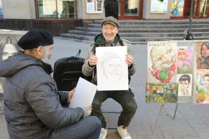 Арбат. На снимке: художник рисует портрет корреспондента КП Александра Мешкова.