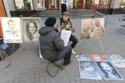 Арбат. На снимке: художник рисует портрет корреспондента КП Александра Мешкова.