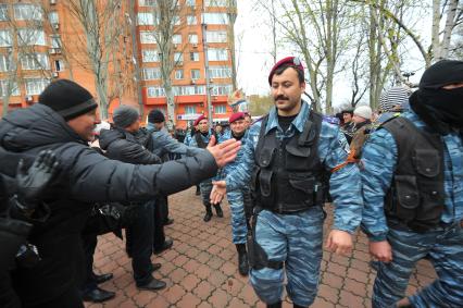 Ситуация в Донецке. На снимке: бойцы отряда милиции специального назначения, перешедшие на сторону митингующих у здания МВД Донецкой области.