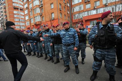 Ситуация в Донецке. На снимке: бойцы отряда милиции специального назначения, перешедшие на сторону митингующих у здания МВД Донецкой области.