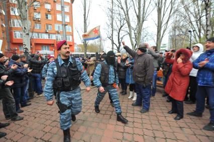 Ситуация в Донецке. На снимке: бойцы отряда милиции специального назначения, перешедшие на сторону митингующих у здания МВД Донецкой области.