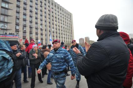 Ситуация в Донецке. На снимке: бойцы отряда милиции специального назначения, перешедшие на сторону митингующих у захваченного здания Донецкой областной администрации.