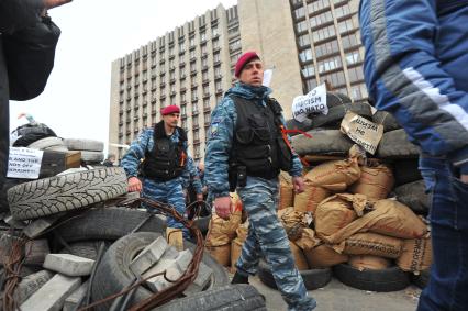 Ситуация в Донецке. На снимке: бойцы отряда милиции специального назначения, перешедшие на сторону митингующих у захваченного здания Донецкой областной администрации.