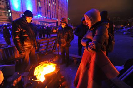 Ситуация в Донецке. На снимке: активисты греются у костра на баррикадах у захваченного здания Донецкой областной администрации.