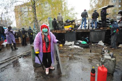 Ситуация в Славянске. На снимке: местные жители и сторонники федерализации Украины на баррикадах, после атаки БТРов, направленных киевской властью на штурм города.