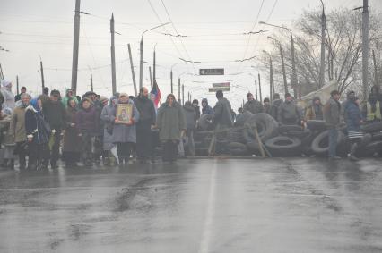 Ситуация в Славянске. На снимке: местные жители на баррикадах, после атаки БТРов, направленных киевской властью на штурм города.