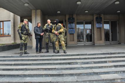 Ситуация в Славянске. На снимке: бойцы `Специального отряда самообороны Донбасса` у здания Славянского городского Совета.