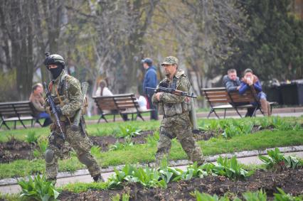 Ситуация в Славянске. На снимке: боецы `Отряда самообороны Донбасса` патрулируют улицу.