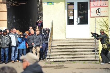 Ситуация в Славянске. На снимке: боец `Отряда самообороны Донбасса` патрулирет улицу.