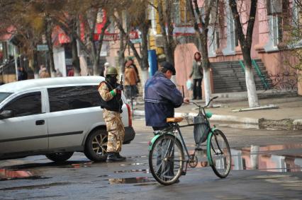 Ситуация в Славянске. На снимке: бойцы `Отряда самообороны Донбасса` патрулируют улицы города.