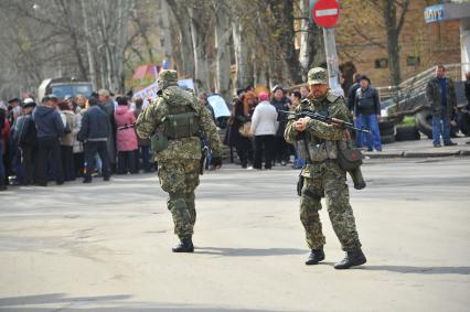 Ситуация в Славянске. На снимке: бойцы самообороны Донбасса патрулируют улицы города.