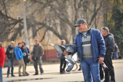 Ситуация в Славянске. На снимке: мужчина кормит голубей с рук.