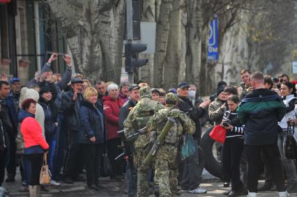 Ситуация в Славянске. На снимке: бойцы самообороны Донбасса патрулируют улицы города.