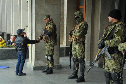 Ситуация в Славянске. На снимке: бойцы специального отряда самообороны Донбасса у здания Славянского городского Совета.