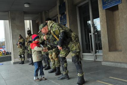 Ситуация в Славянске. На снимке: бойцы специального отряда самообороны Донбасса у здания Славянского городского Совета.