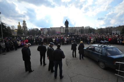 Ситуация в Славянске. На снимке: сторонники федерализации Украины у здания Славянского городского Совета.