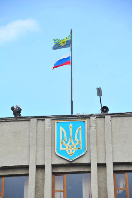 Ситуация в Славянске. На снимке: флаги России и Донецкой области на здании Славянского городского Совета.