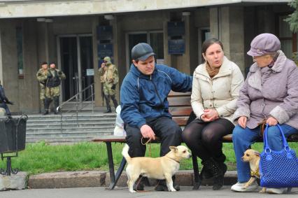 Ситуация в Славянске. На снимке: бойцы специального отряда самообороны Донбасса у здания Славянского городского Совета.