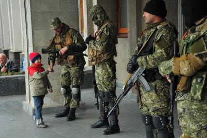 Ситуация в Славянске. На снимке: бойцы специального отряда самообороны Донбасса у здания Славянского городского Совета.