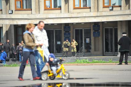 Ситуация в Славянске. На снимке: бойцы специального отряда самообороны Донбасса у здания Славянского городского Совета.