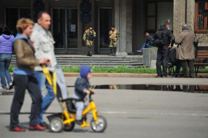 Ситуация в Славянске. На снимке: бойцы специального отряда самообороны Донбасса у здания Славянского городского Совета.