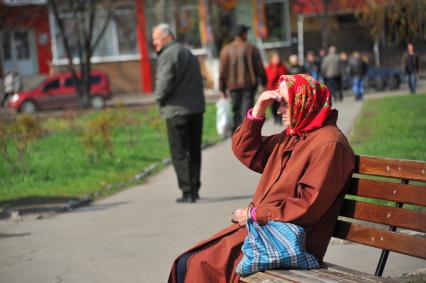 Ситуация в Славянске. На снимке: пенсионерка сидит на скамейке.