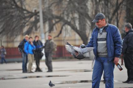 Ситуация в Славянске. На снимке: мужчина кормит голубей с рук.