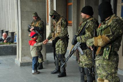 Ситуация в Славянске. На снимке: бойцы специального отряда самообороны Донбасса у здания Славянского городского Совета.