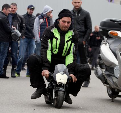 Мужчина едет на мотоцикле на открытии мотосезона в Минске.