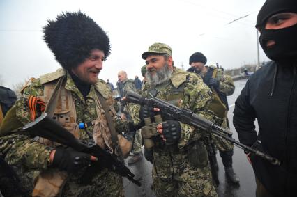 Ситуация в Славянске. На снимке: бойцы специального отряда самообороны Донбасса стоят у баррикад на въезде в город.