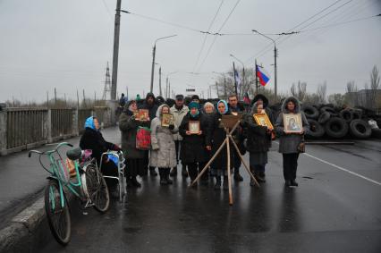 Ситуация в Славянске. На снимке: жители с иконами стоят у баррикад на въезде в город.