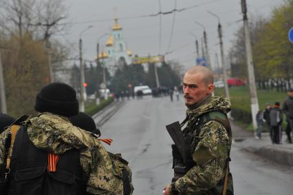 Ситуация в Славянске. На снимке: бойцы специального отряда самообороны Донбасса стоят у баррикад на въезде в город.