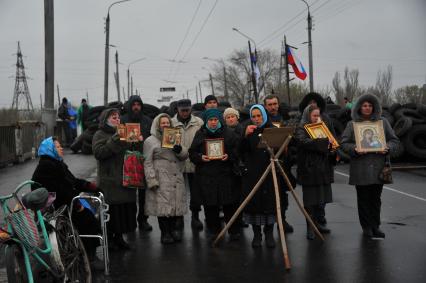 Ситуация в Славянске. На снимке: жители с иконами стоят у баррикад на въезде в город.