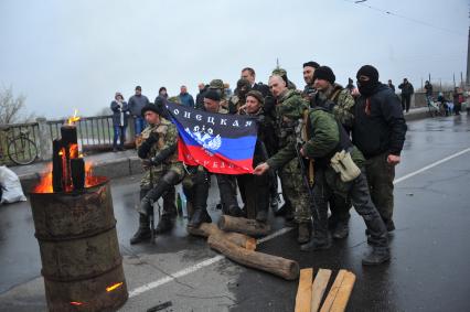 Ситуация в Славянске. На снимке: бойцы специального отряда самообороны Донбасса стоят у баррикад на въезде в город.