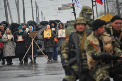 Ситуация в Славянске. На снимке: жители с иконами стоят у баррикад на въезде в город.