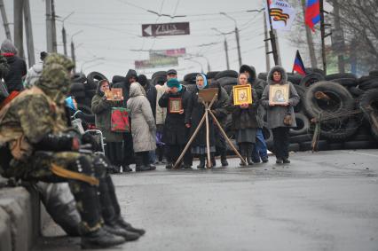 Ситуация в Славянске. На снимке: жители с иконами стоят у баррикад на въезде в город.