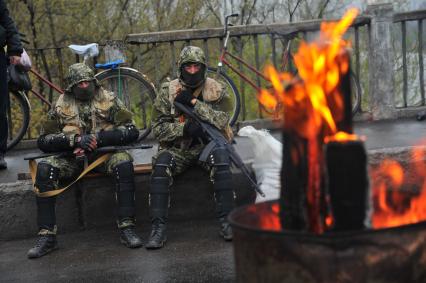 Ситуация в Славянске. На снимке: бойцы специального отряда самообороны Донбасса стоят у баррикад на въезде в город.