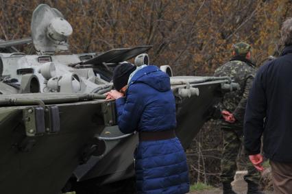 Ситуация в Изюме. Вооруженные украинские военные у въезда в город. На снимке: местная жительницы у БТРа.