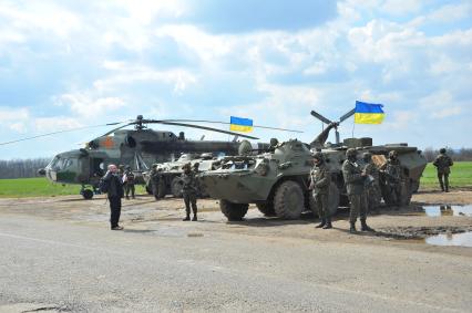 Ситуация в Изюме. На снимке: вооруженные украинские военные у въезда в город Изюм.