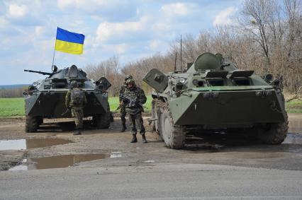 Ситуация в Изюме. На снимке: вооруженные украинские военные у въезда в город Изюм.