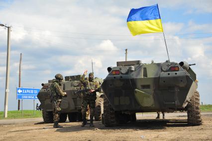 Ситуация в Изюме. На снимке: вооруженные украинские военные у въезда в город Изюм.