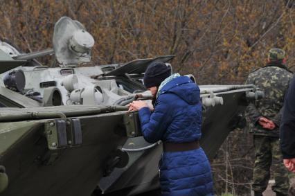 Ситуация в Изюме. Вооруженные украинские военные у въезда в город. На снимке: местная жительницы у БТРа.