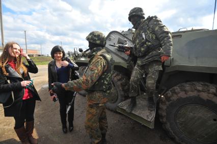 Ситуация в Изюме. На снимке: вооруженные украинские военные у въезда в город Изюм.